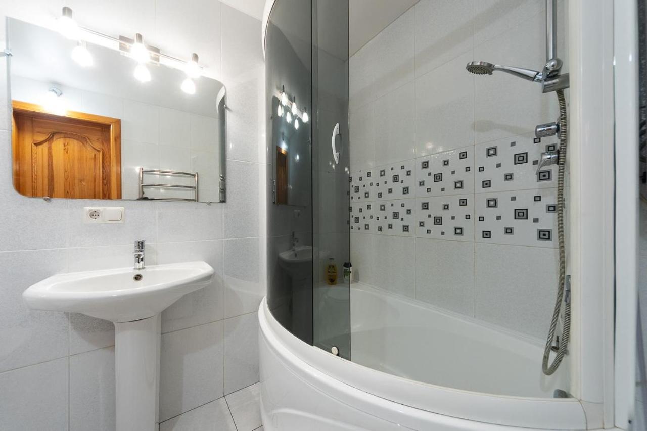 Spacious Apartments In The Center Of Obolon 2 Bedrooms Kiew Exterior foto